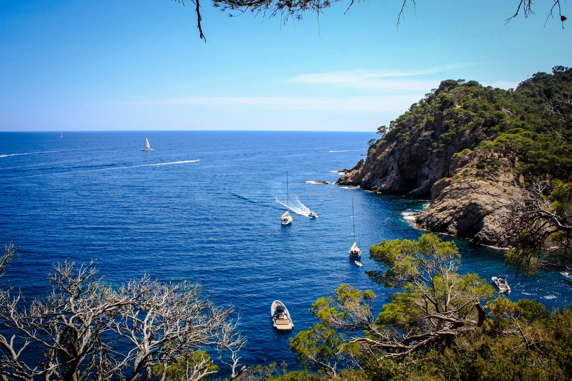 bucht in spanien segelboote urlaub für familien familienluxusreisen