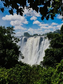 Die mächtigen Victoria Falls aus der Ferne fotografiert.