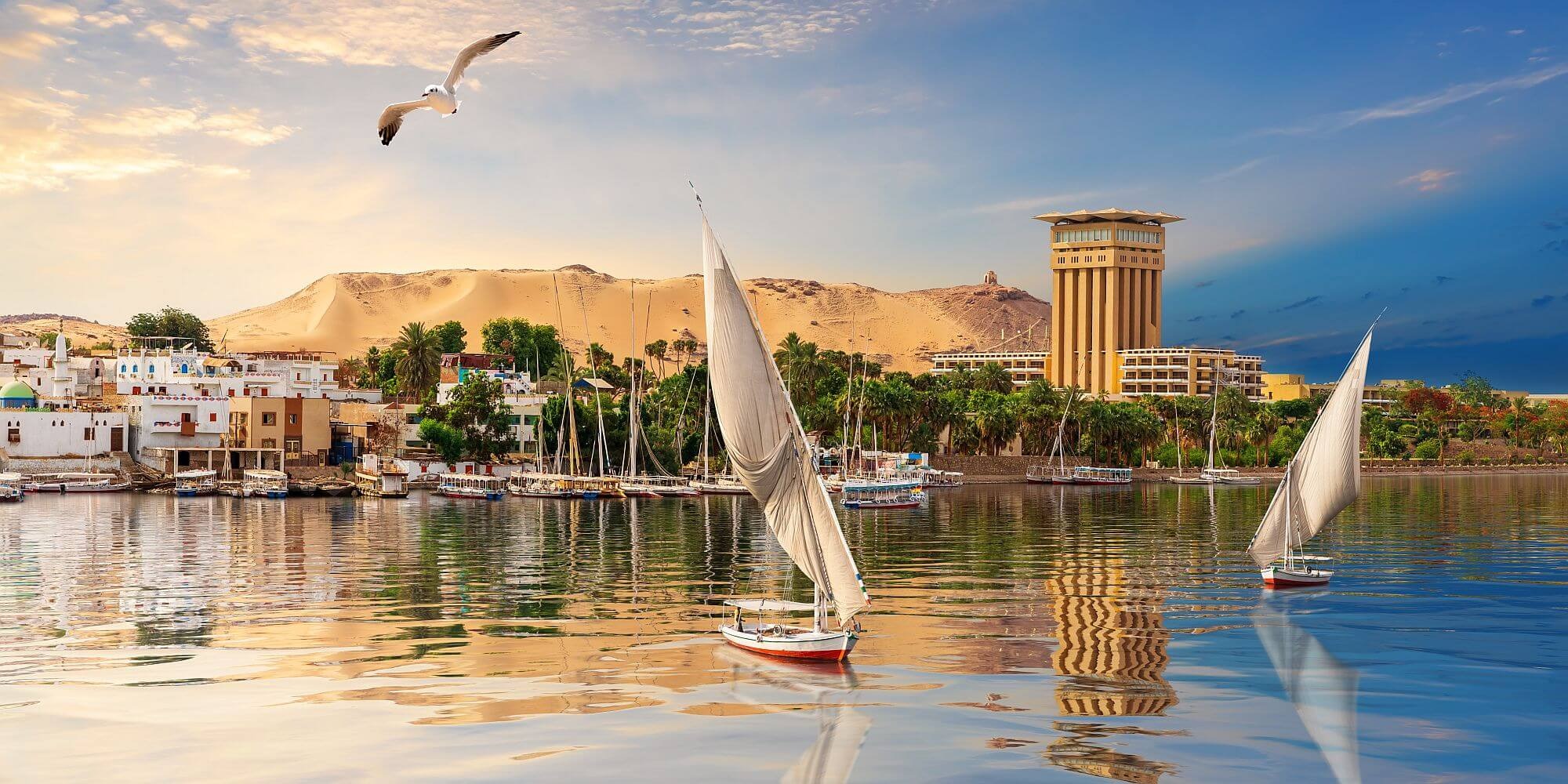 Nil mit Assuan im Hintergrund