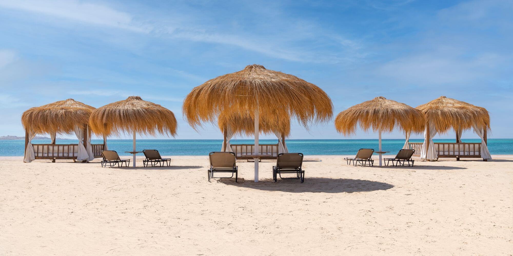 Strand mit Sonnenliegen in Hurghada