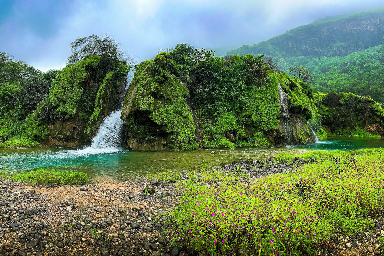 Fruchtbare Bergregion mit Wasserfall.