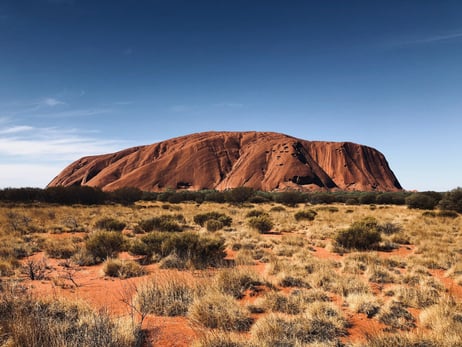 Ayers Rock / Uluru vor blauem Himmel