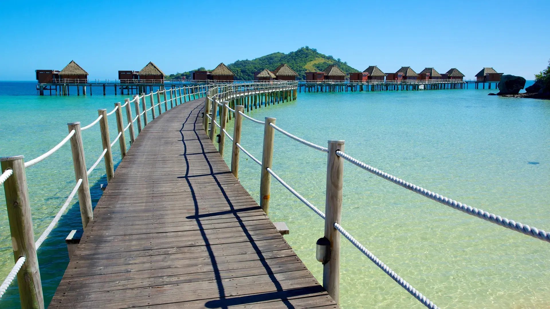 Steg zu den Overwater Villen im Meer
