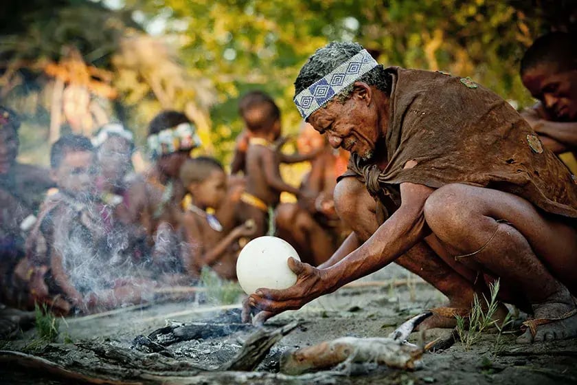 botswana jackscamp kultur auf tradiotionelle weise feuer machen