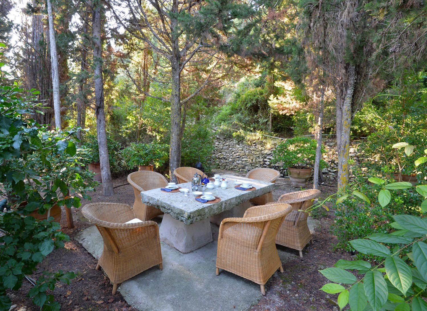 Arkoudaki Private Home Estate Familienluxusreisen TheFamilyProject Garten Esstisch