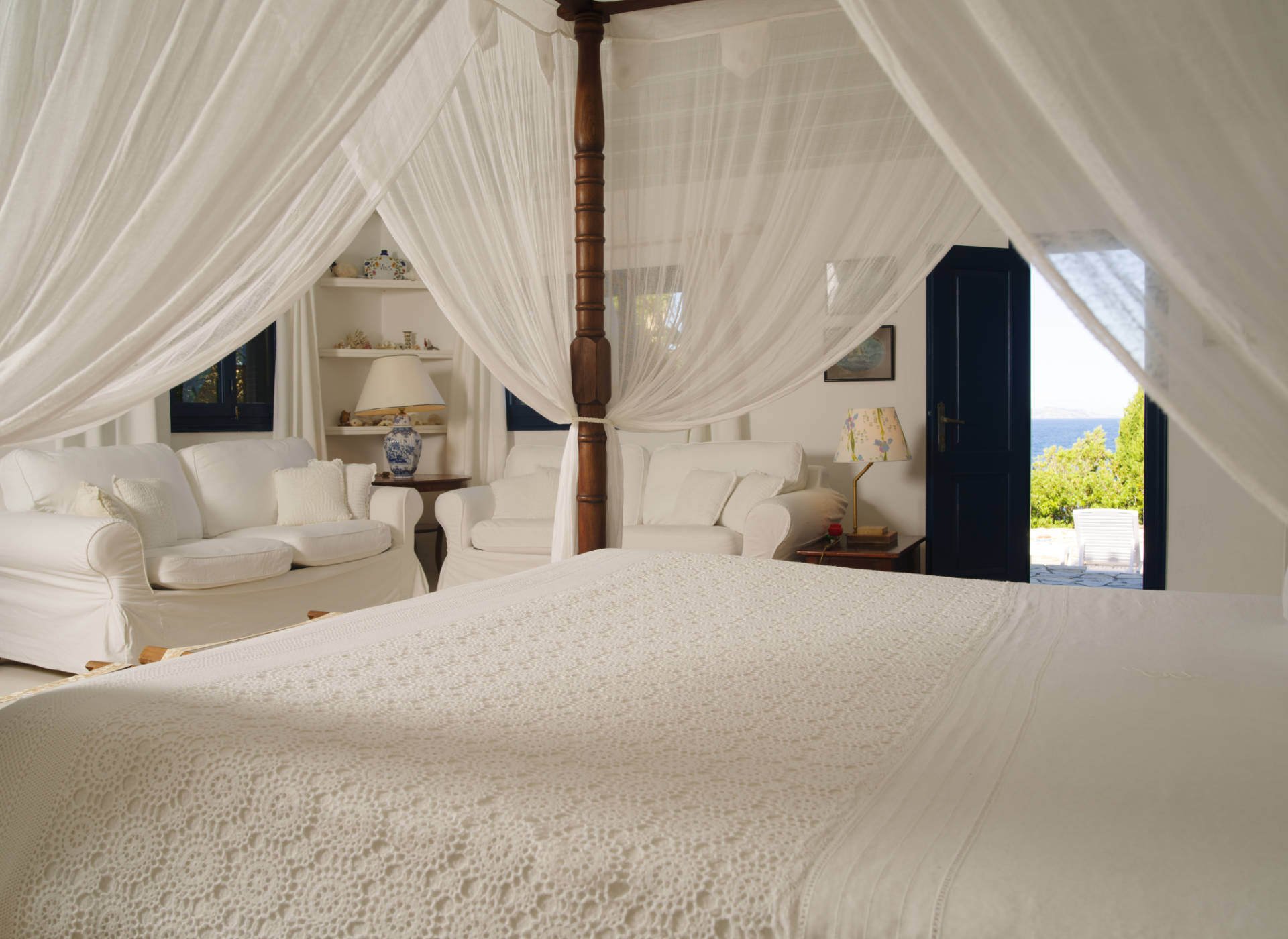 Arkoudaki Private Home Estate Familienluxusreisen TheFamilyProject Himmelbett