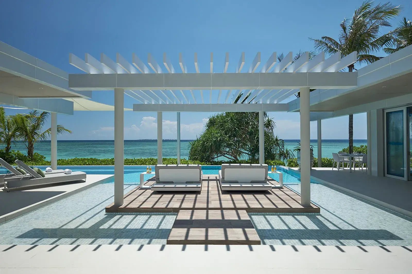 Banwa Island Lounge Pool mit Aussicht auf Meer