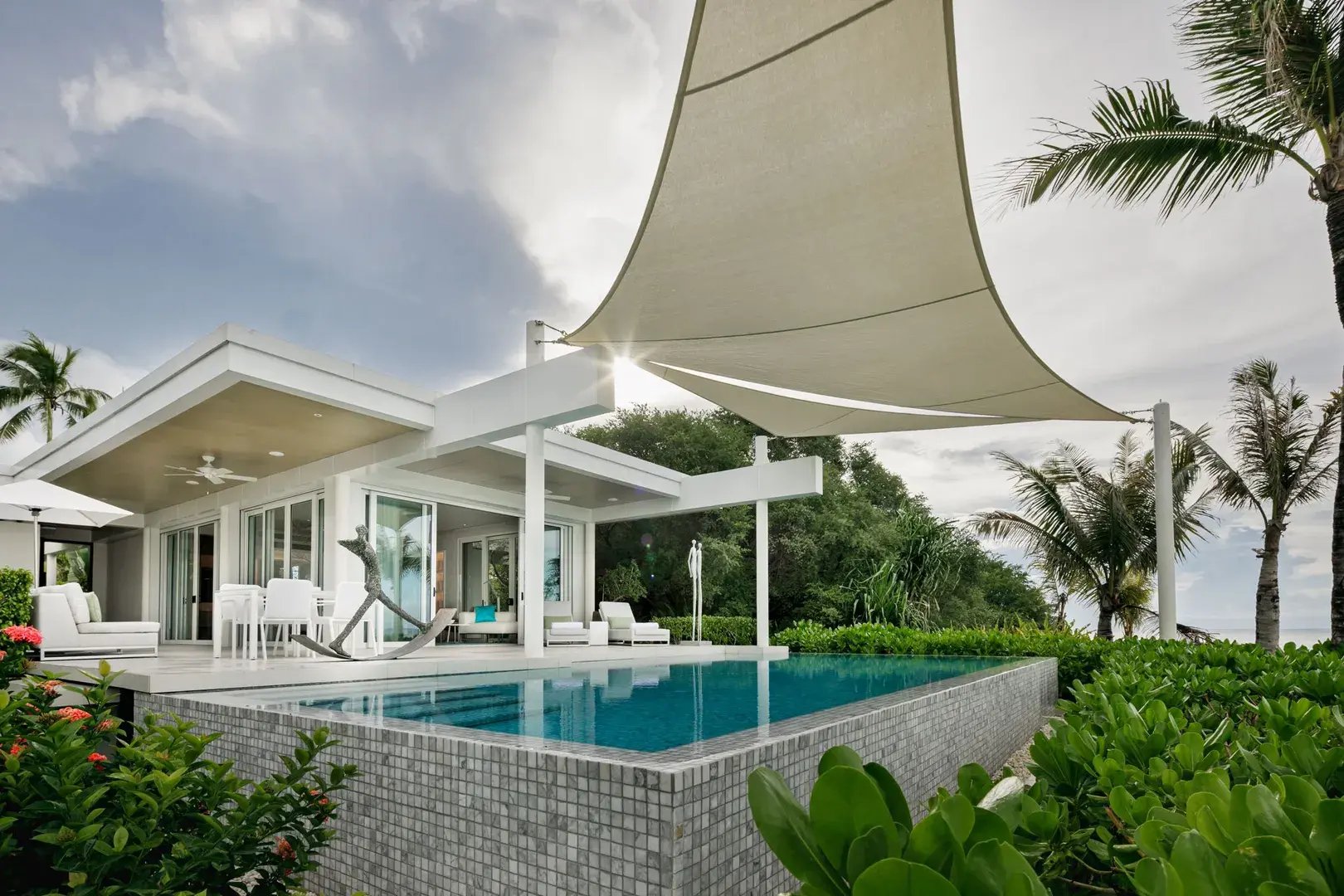 Banwa Villa mit Infinity Pool zwischen Palmen