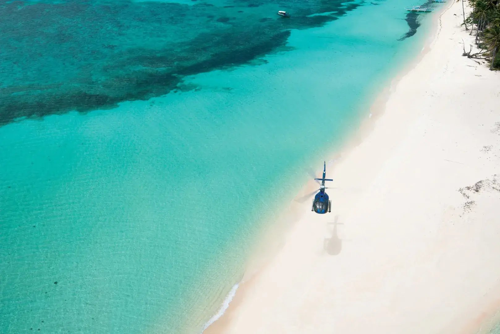 Banwa Island inseleigener Helikopter am Strand 