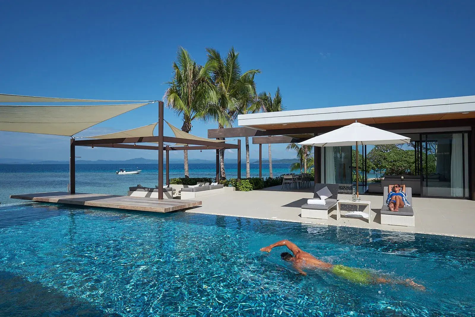 Banwa Island Infinity Pool mit Aussicht auf Meer