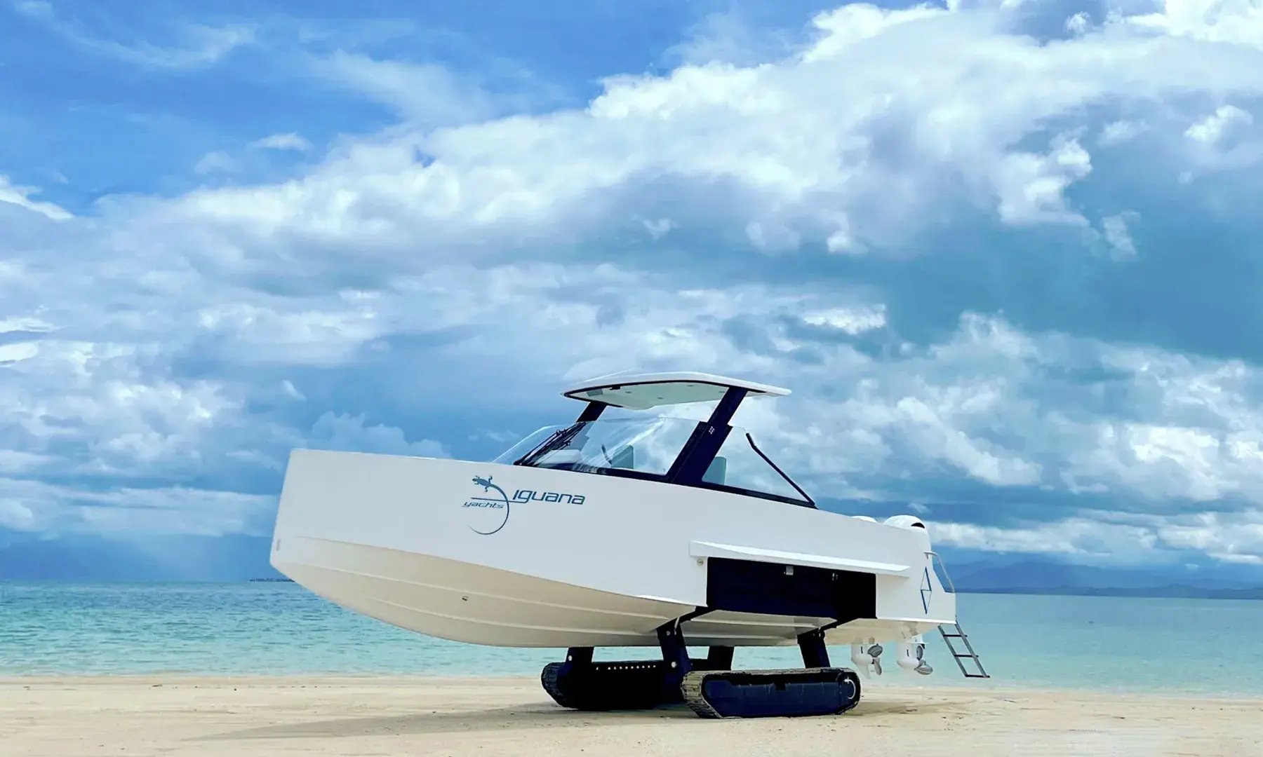 Banwa Island privates Boot am Strand 