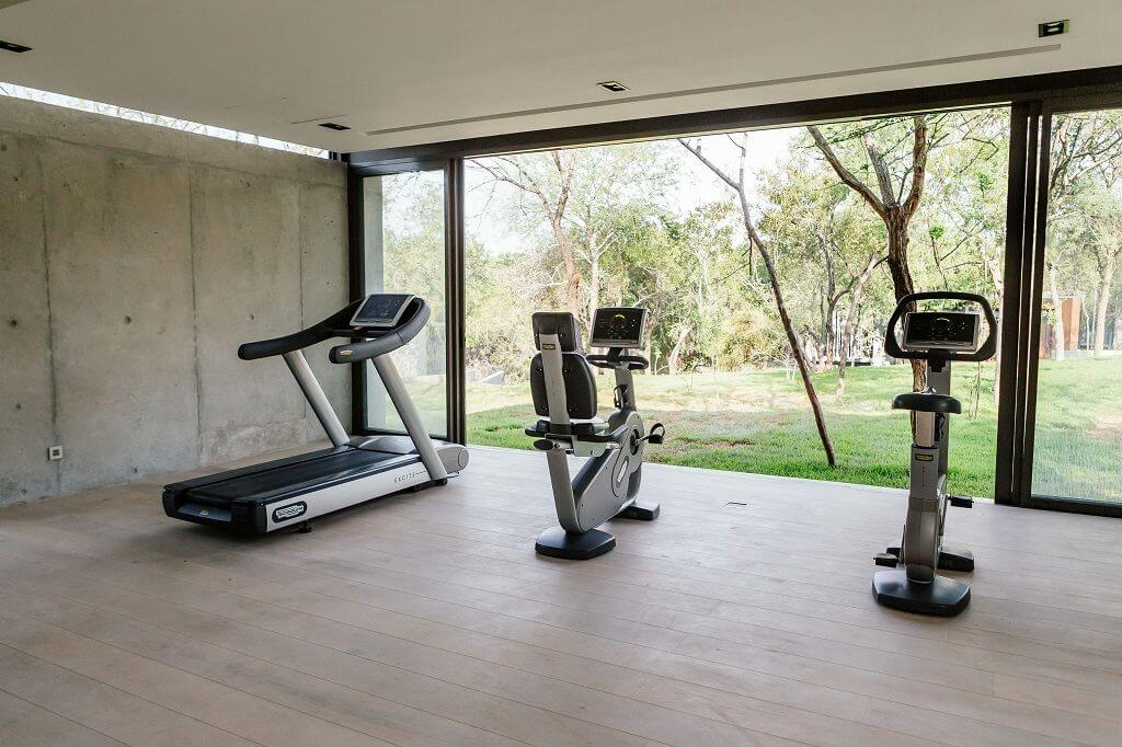 Gym mit drei verschiedenen Fitnessgeräten.