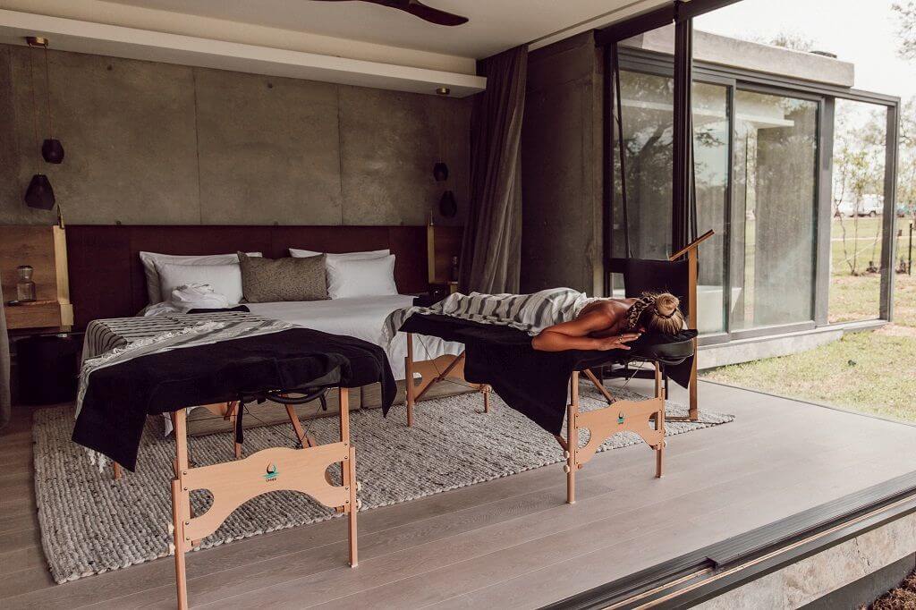 Eine Frau erhält in ihrer Suite eine Massage