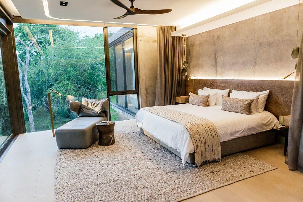 Suite mit Kingsize-Bett und raumhohen Fenstern.