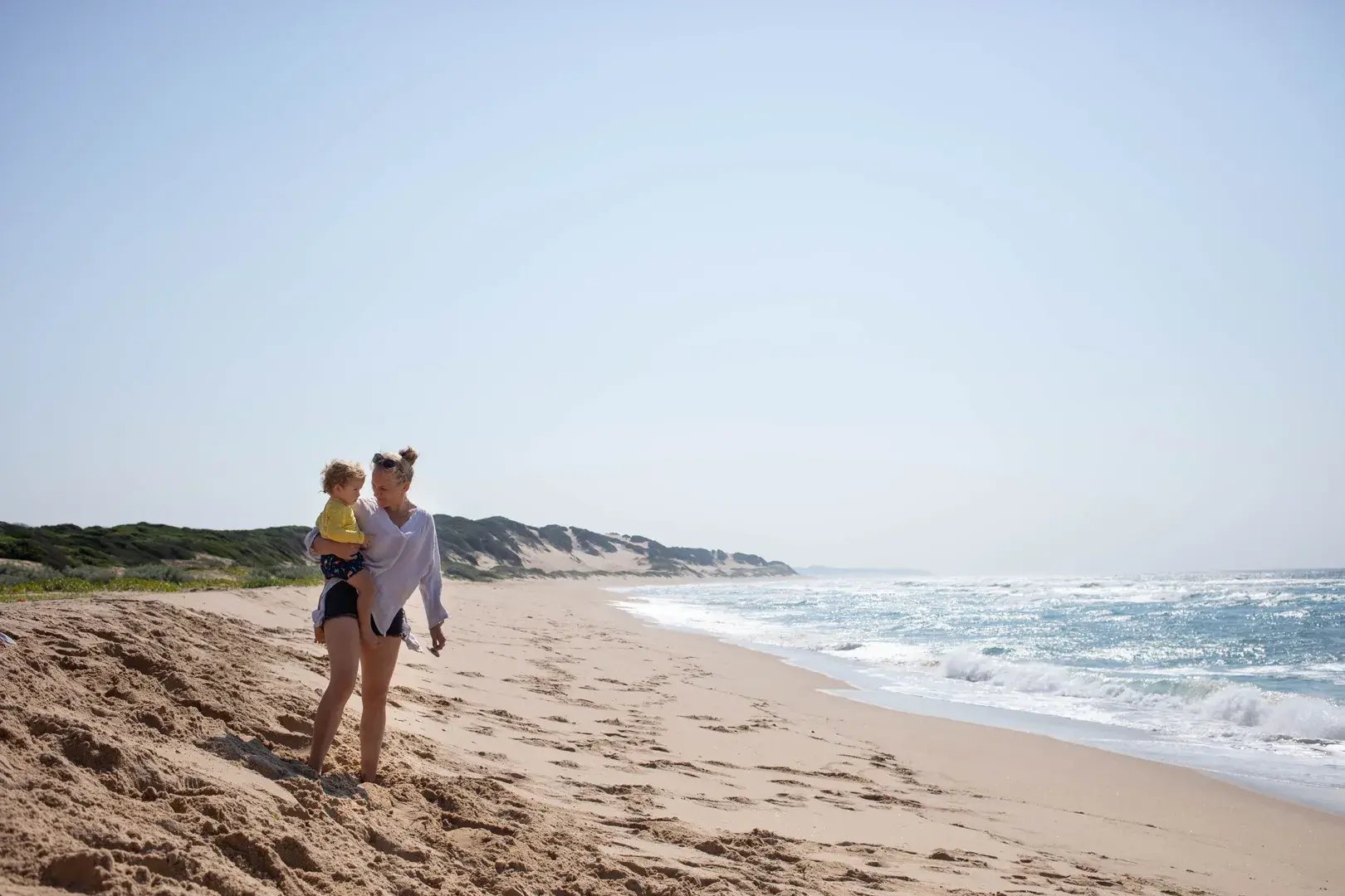 Mutter mit Kind am Strand