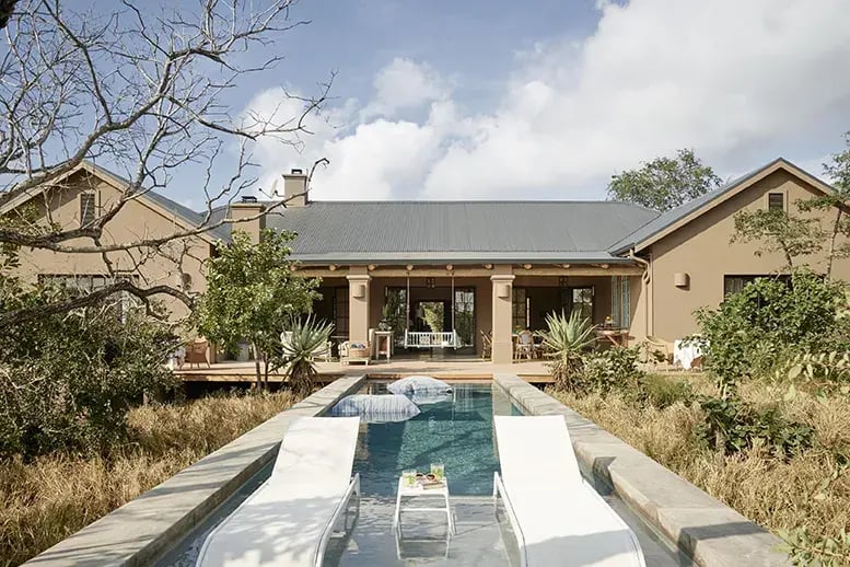 Farmstead Poolbereich vor der Lodge