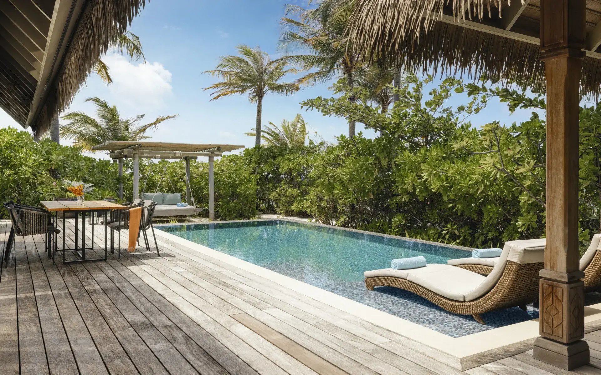 Ithaafushi Private Island Waldorf Astoria Familienluxusreisen TheFamilyProject Pool Terrasse