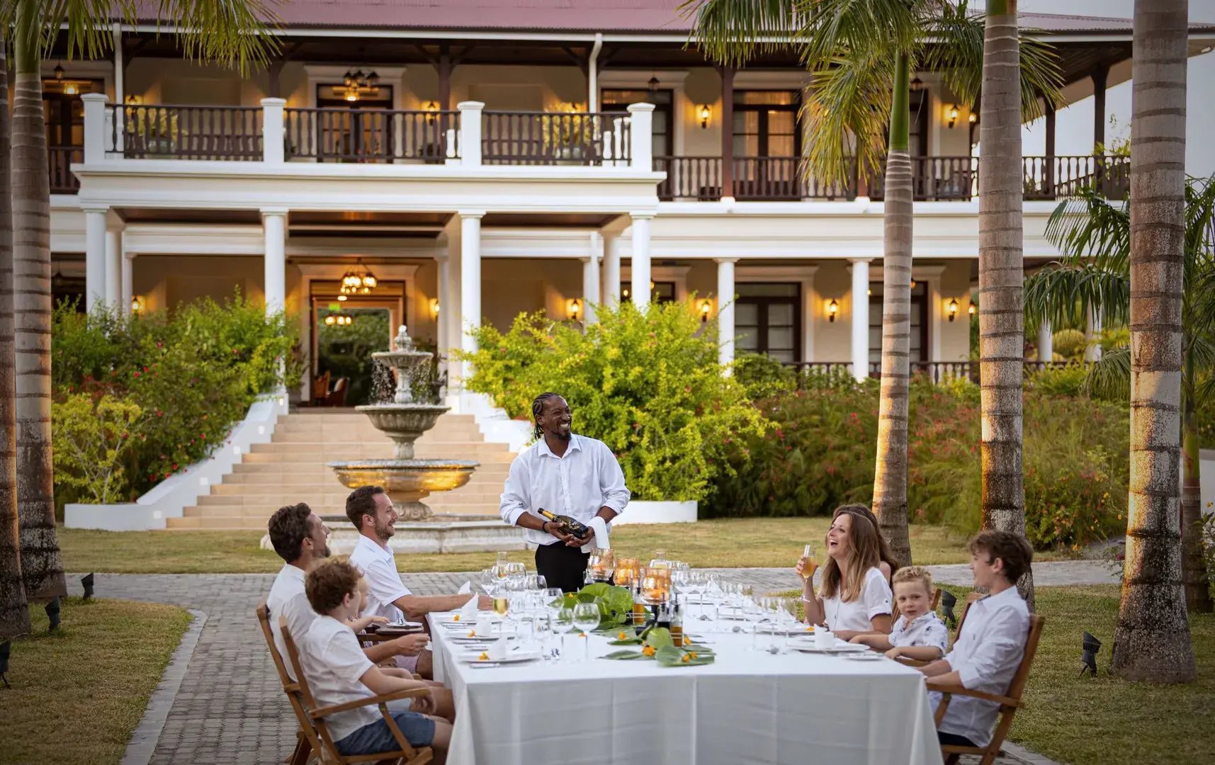 Familiendinner vor Villa auf den Seychellen