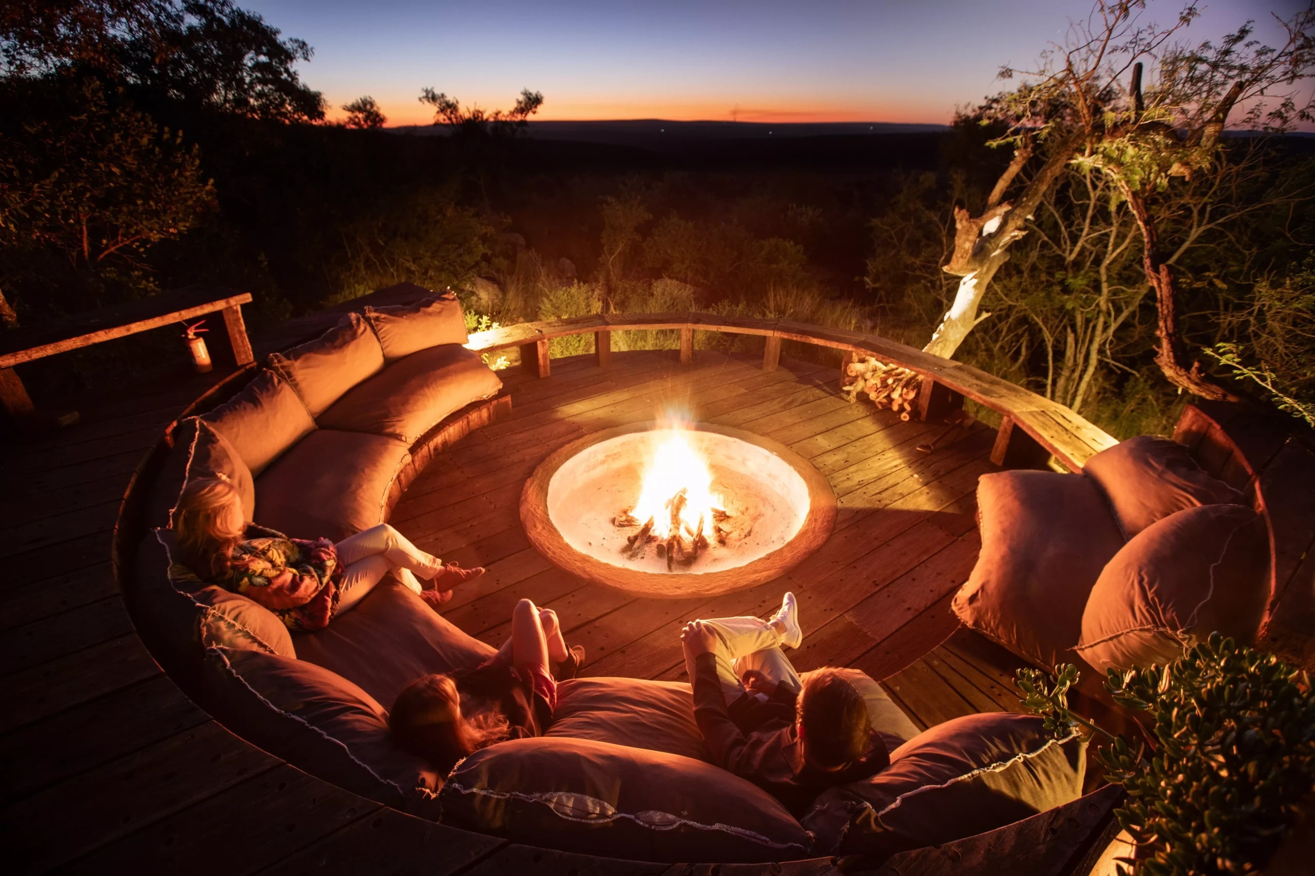 leobo-private-reserve-suedafrika-familienluxusreisen-thefamilyproject-feuerstelle