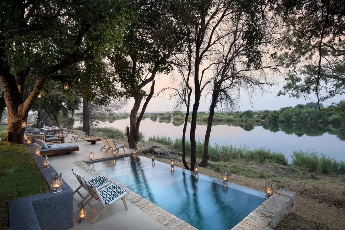Matetsi River House Pool mit Aussicht auf Fluss