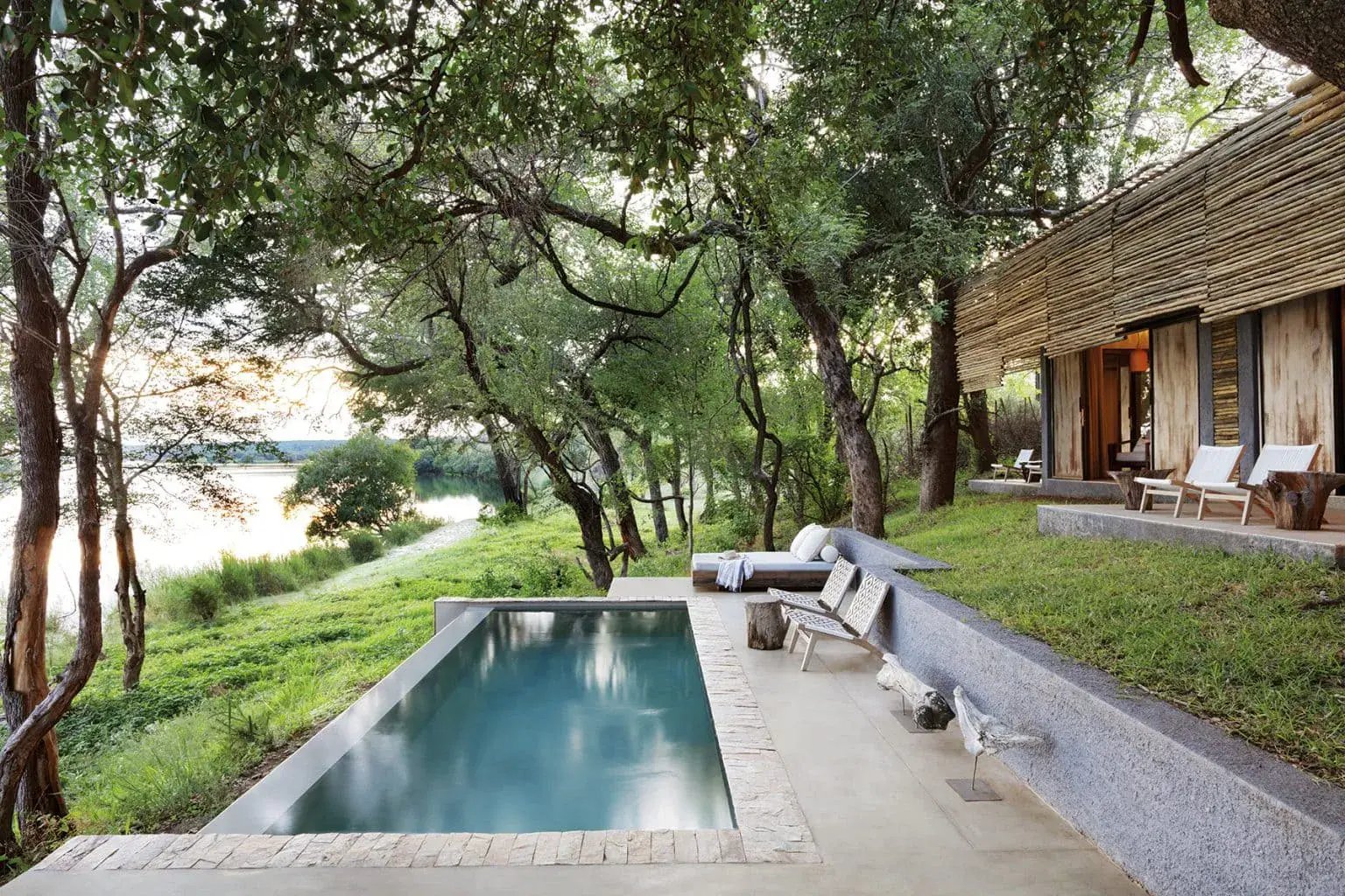 Matetsi River House Poolbereich mit Lounge 