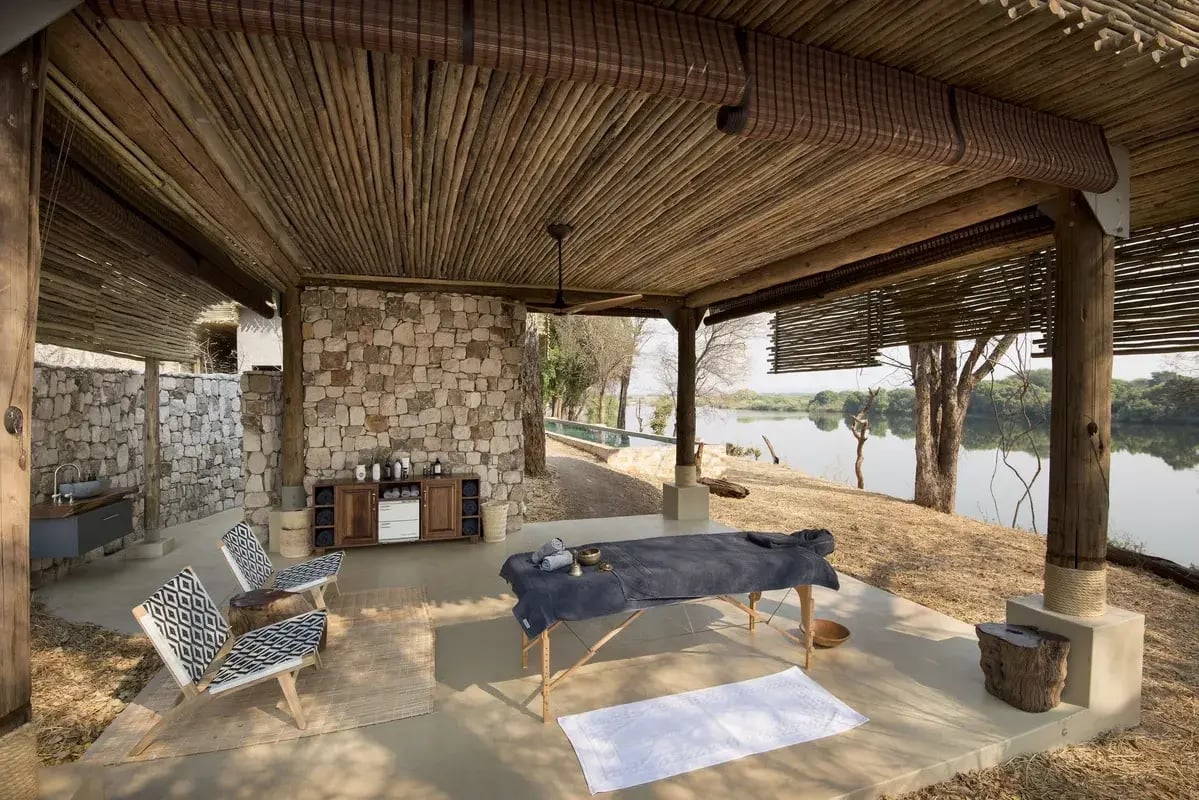 Matetsi River House Wellness Bereich auf Veranda 