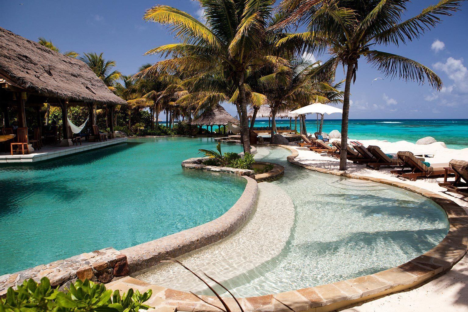 Necker Island pool und strand mit liegen unter palmen