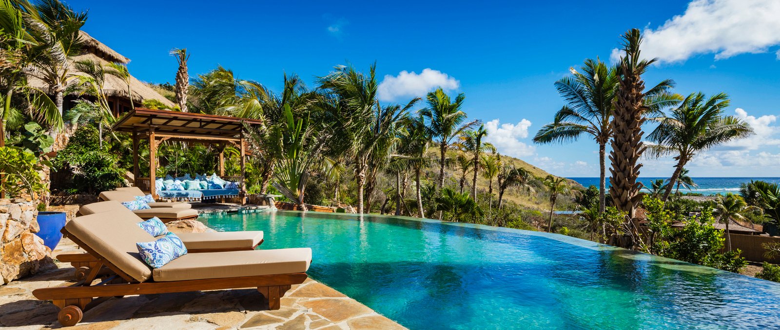 Necker Islands Liegen am Pool mit Meerblick