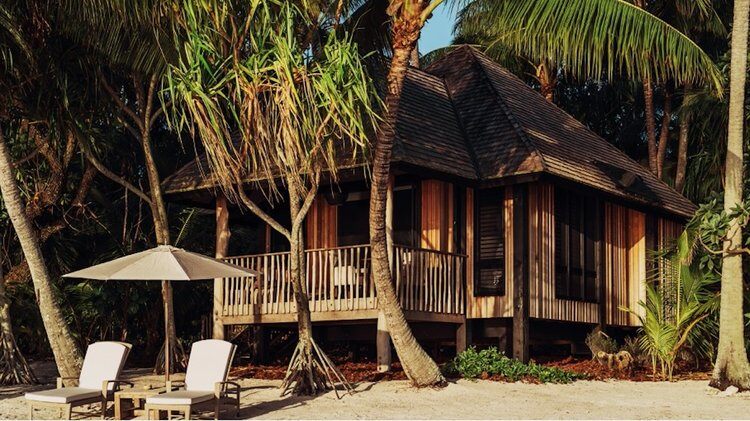 Nukutepipi Villa mit Liegen am Strand zwischen Bäumen