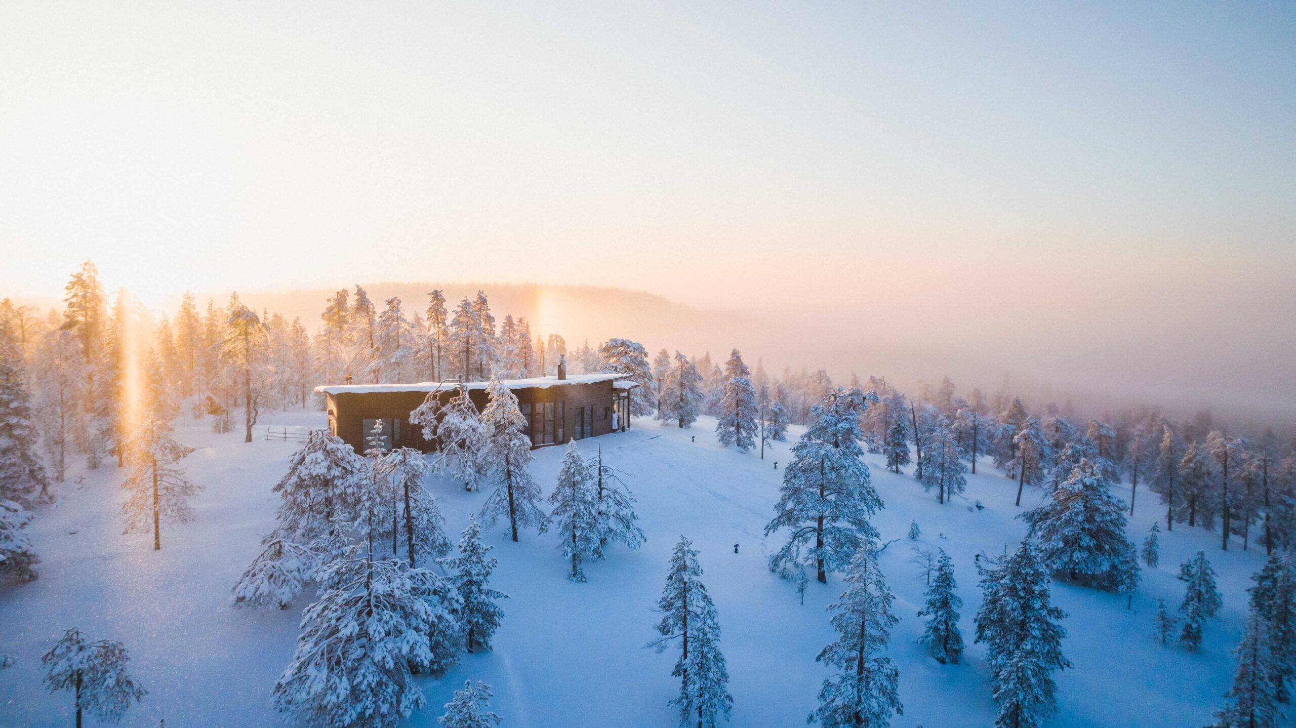 Octola Lodge bei Sonnenaufgang aus der Vogelperspektive