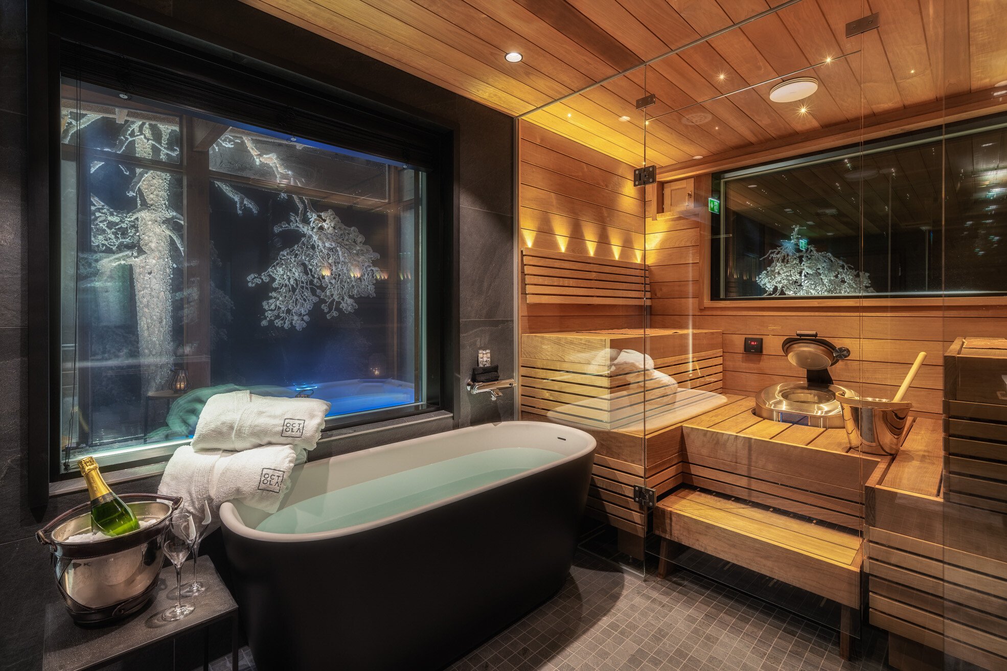 Badewanne und Sauna der Octola Lodge
