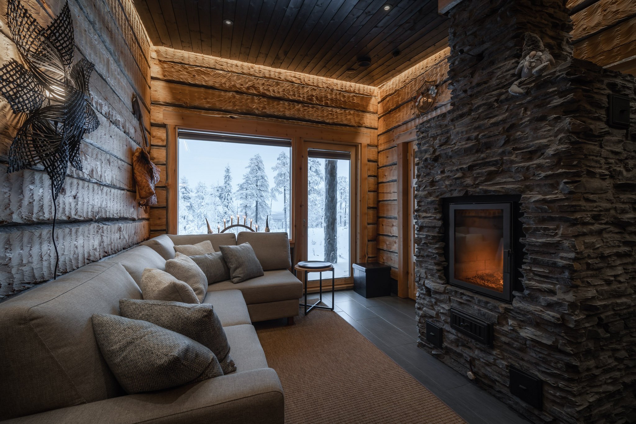 Wohnzimmer mit Ofen und Couch