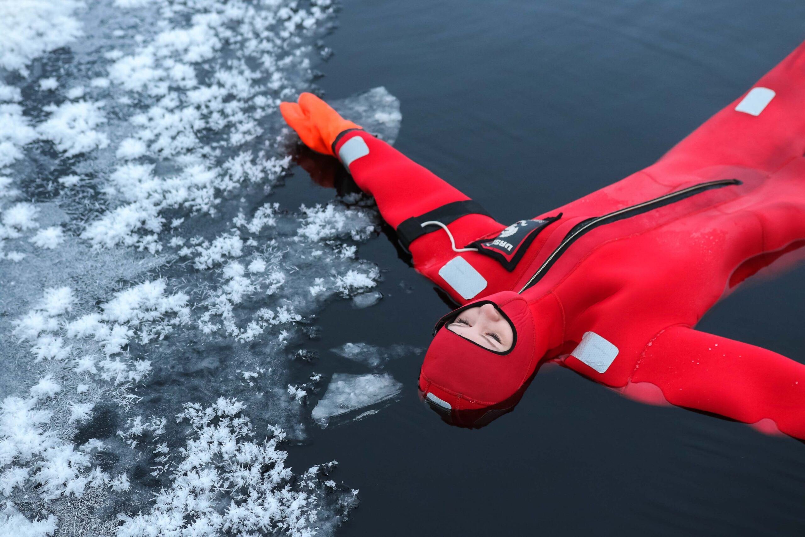 Gast in rotem Anzug beim Ice Floating
