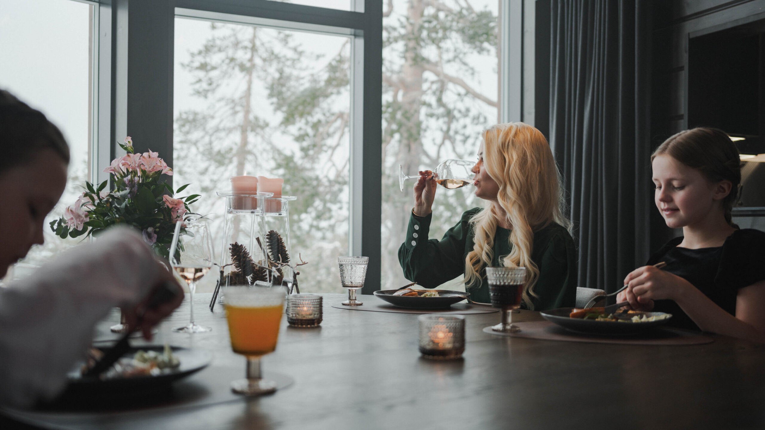 Familie beim Essen mit Blick nach Draußen