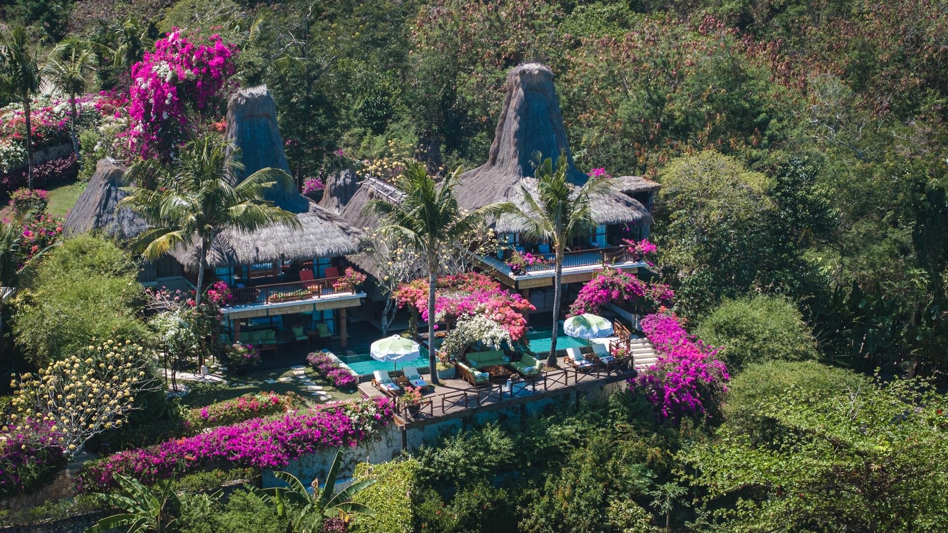Puncak Estate Nihi Sumba Blumen rund um die Villa 