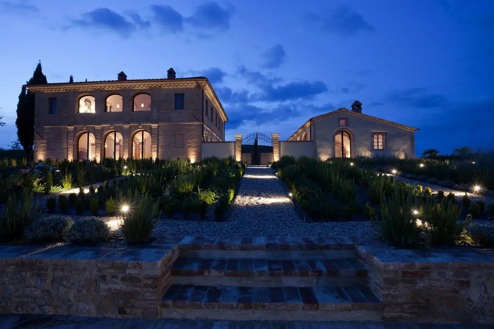 San Luigi Villa Aussenansicht Nachts