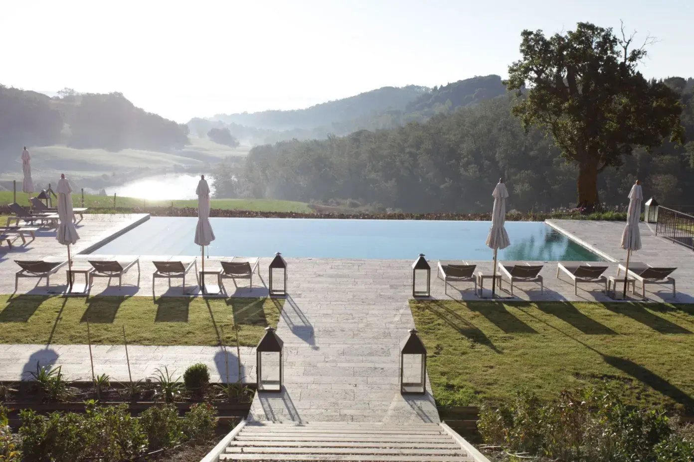 San Luigi Ausblick mit Pool und Liegen