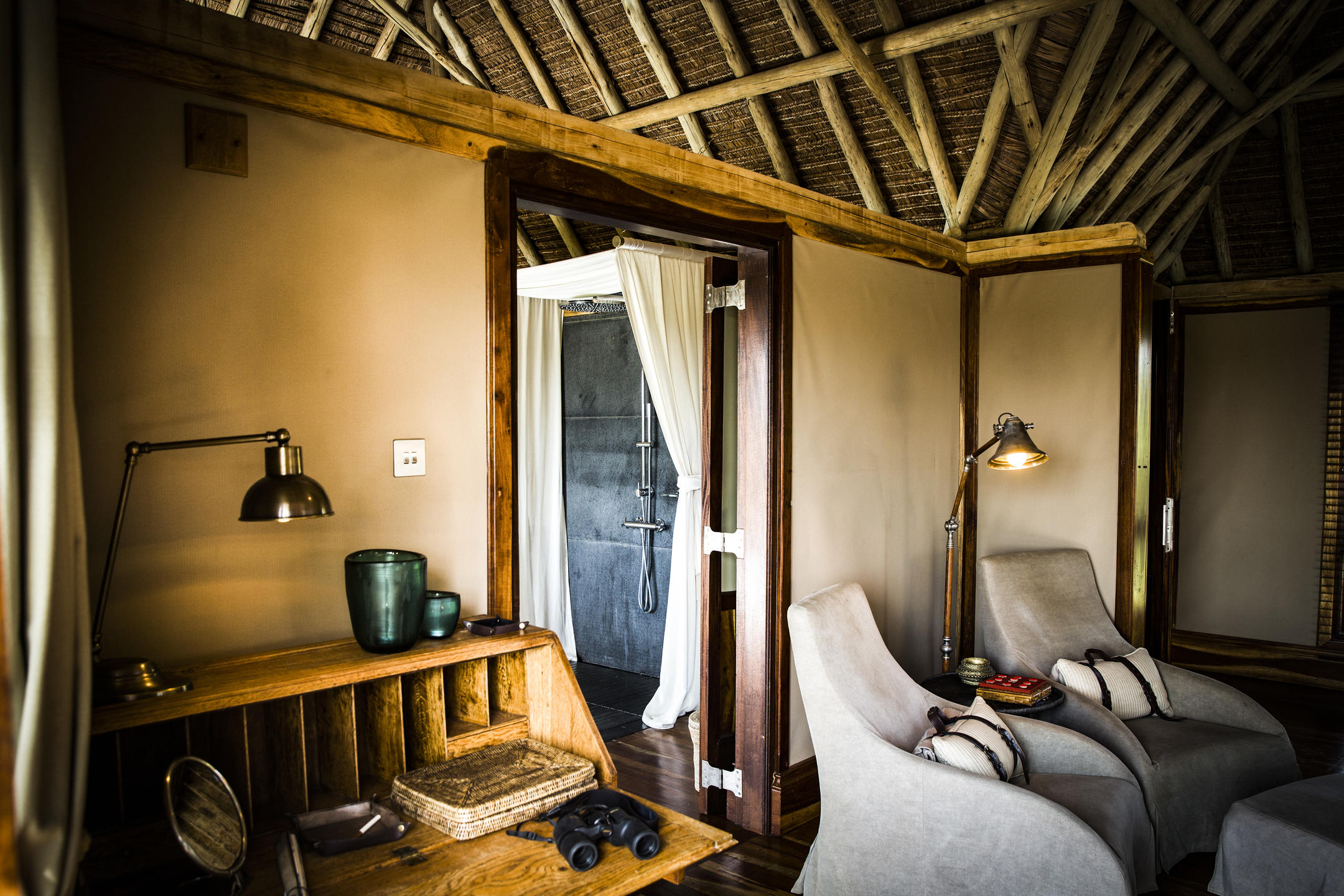Segera Retreat Wohnzimmer und Dusche 