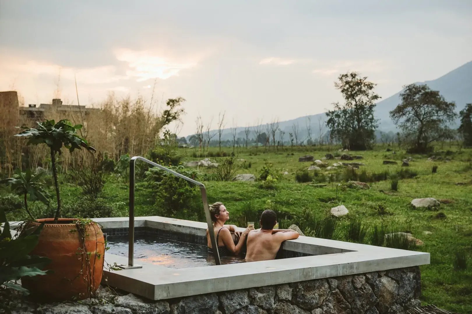 Singita Kataza Pool mit Aussicht auf Wildnis 