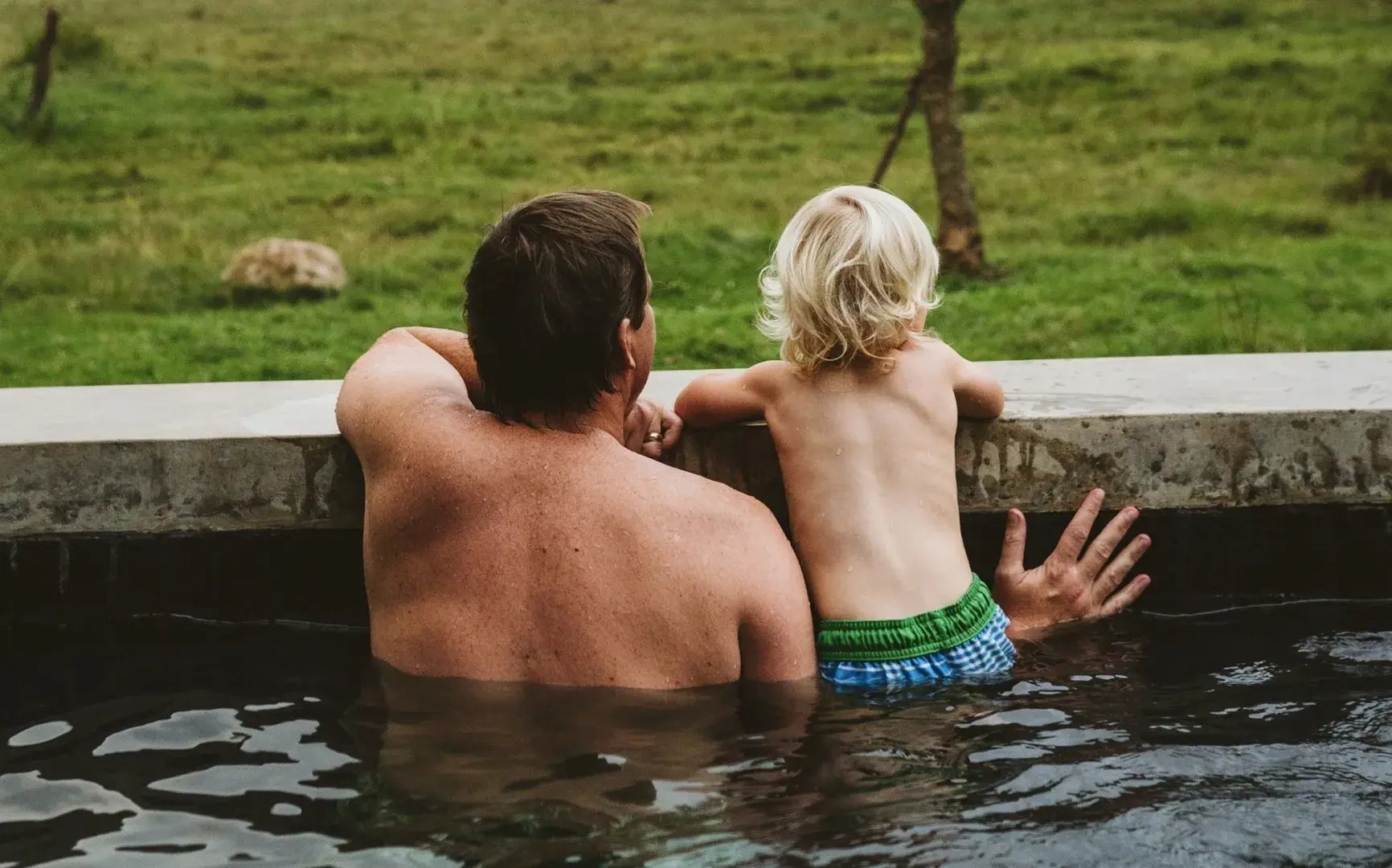 Singita Kataza Vater und Sohn beobachten Natur vom Pool aus