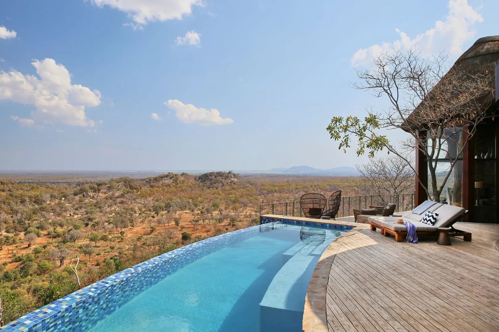 Singita Malilangwe Infinity Pool mit Aussicht auf Natur 