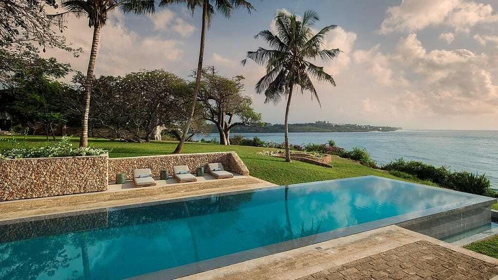 Sirai Beach House Pool mit Ausblick aufs Meer