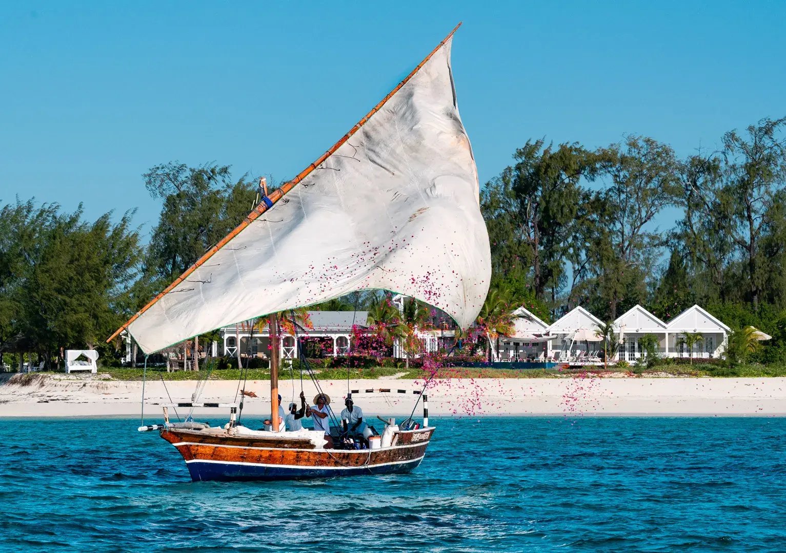 Thanda Segeln mit dem Boot am Strand 