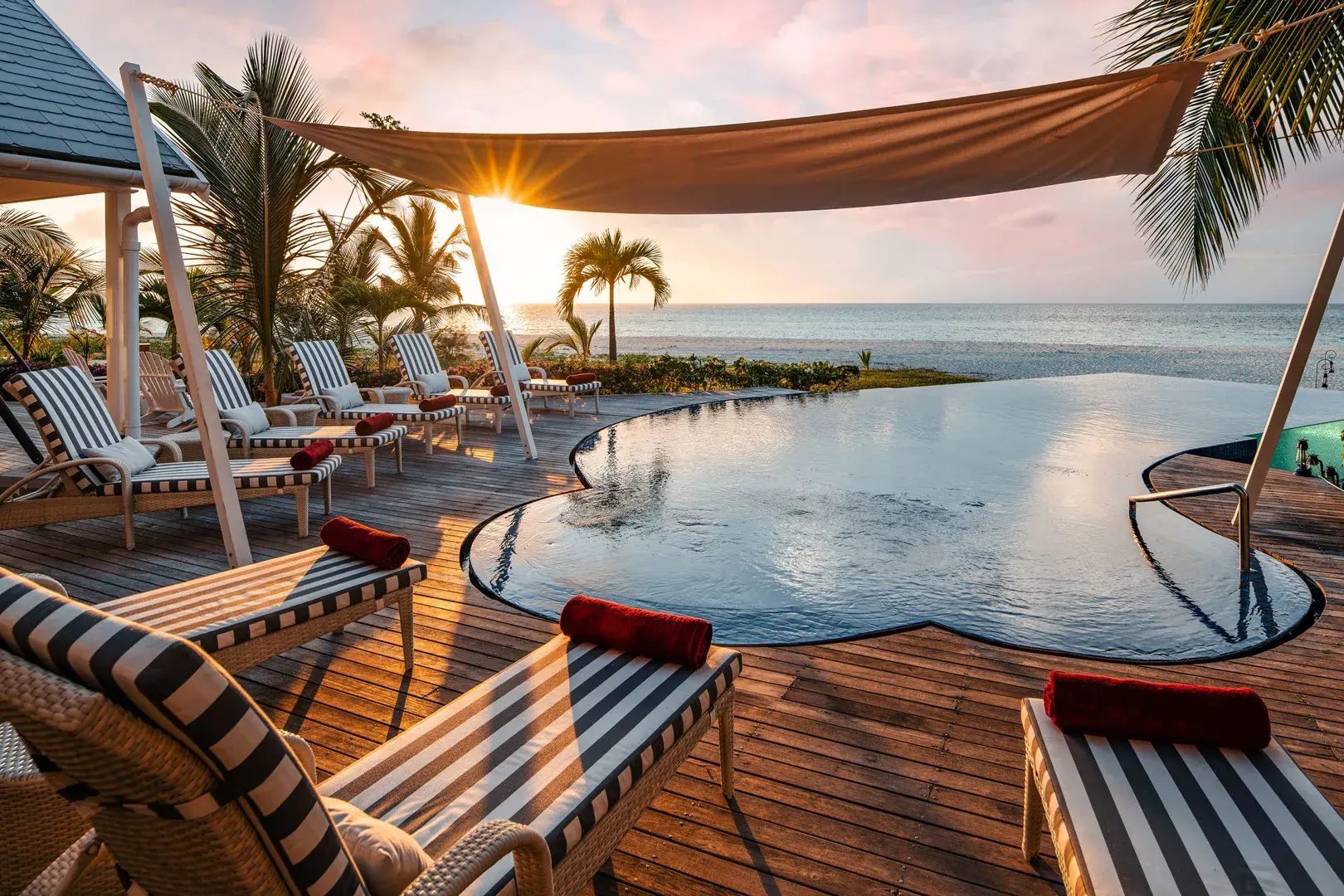 Thanda Island Lounge und Pool mit Aussicht auf Meer