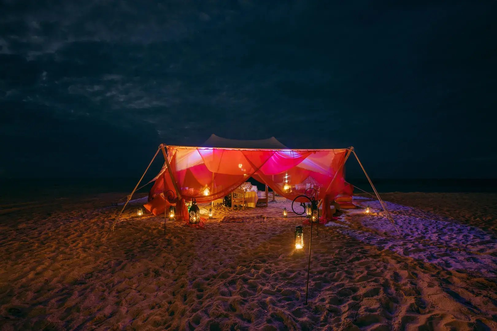 Thanda Dinner am Strand vor dem Meer mit Sternenhimmel 