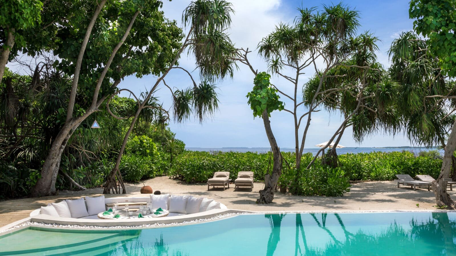 Soneva-Fushi Villa 39 Pool Palmen Lounge mit Aussicht 