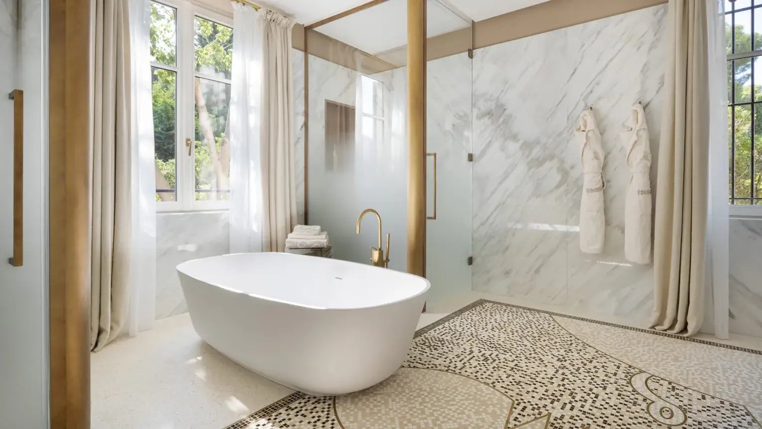 Villa Beauchamp Badezimmer und Badewanne 