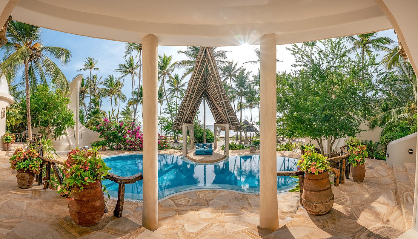 Nyota Villa Pool mit Aussicht auf Strand