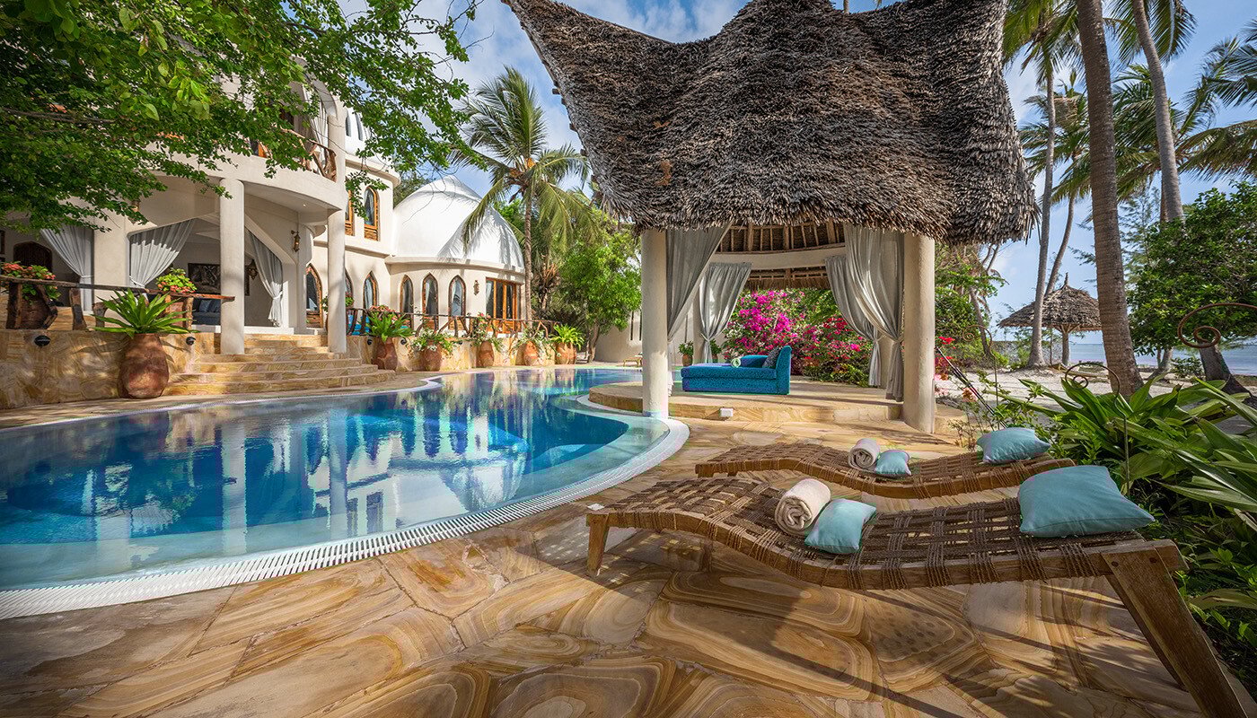 Nyota Villa Pool und Aussenbereich Palmen