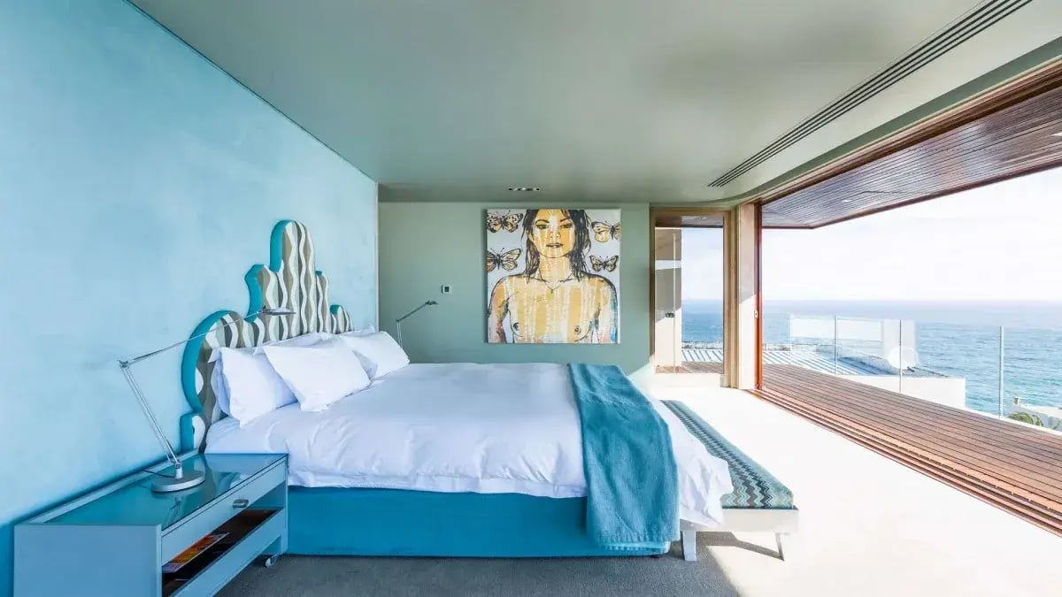 Villa One Schlafbereich mit Kunst und Ausblick